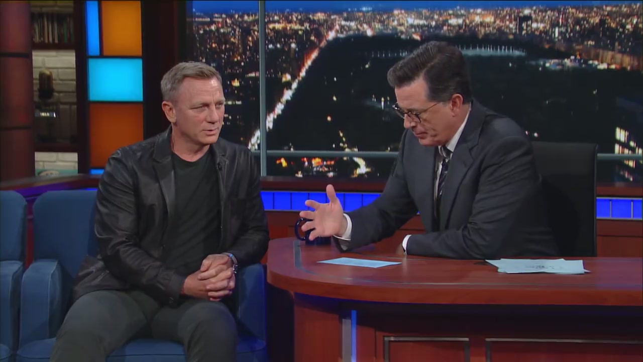 Daniel Craig e Stephen Colbert © CBS – Divulgação