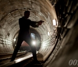 Bond persegue Silva no subterrâneo de Londres.