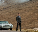 Bond observa a paisagem escocesa.